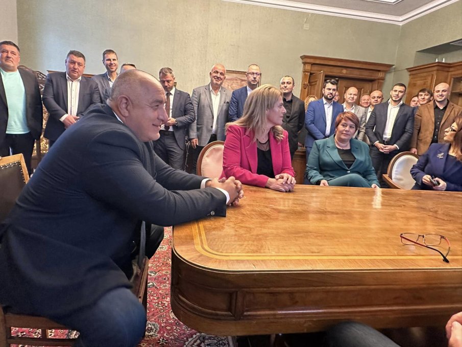 Ето защо ГЕРБ не влезе в пленарна зала (СНИМКИ)