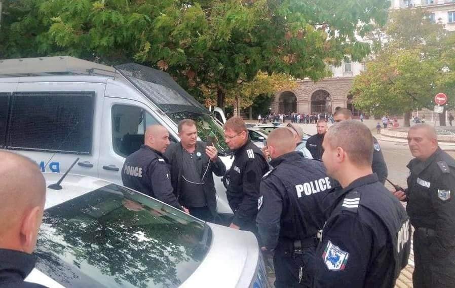 ПИЕСА НА АБСУРДА! Белезници за Гошо Тъпото - потрошил патрулка на протеста“ за машините (СНИМКИ)