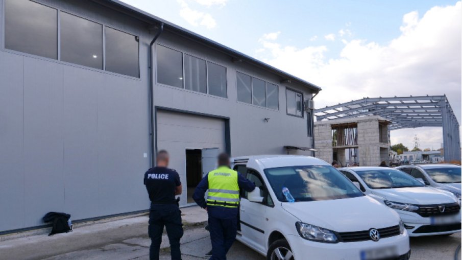 ГДБОП удари контрабандата - хвана цигари за почти 5 млн. в София (ВИДЕО)