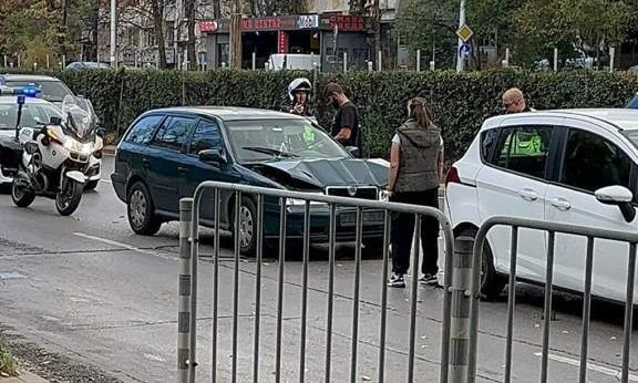 ПЪРВО В ПИК! Две коли се помляха до Мол Сердика в София - трафикът е затруднен (ВИДЕО)