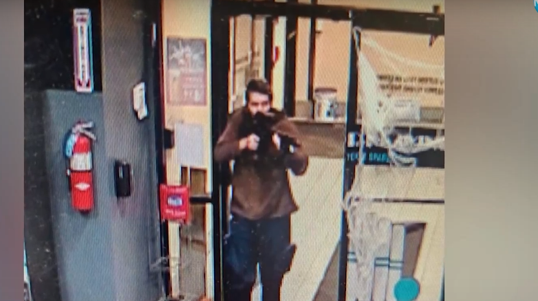 Стрелецът от Мейн все още не е заловен