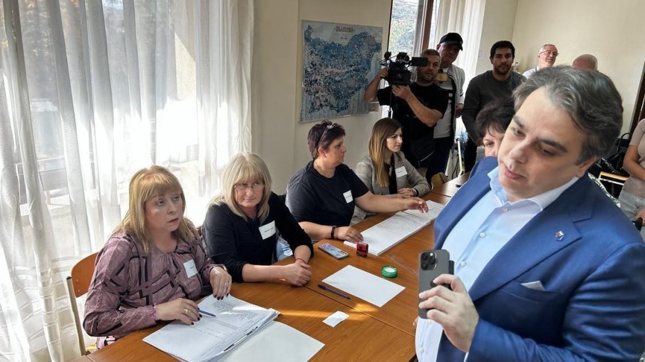 ПЪРВО В ПИК: Екшън с Асен Василев в Хасково - финансовият министър не успя да гласува, заличили го избирателния списък ПЪРВО В ПИК: Екшън с Асен Василев в Хасково - финансовият министър не успя да гласува, заличили го избирателния списък