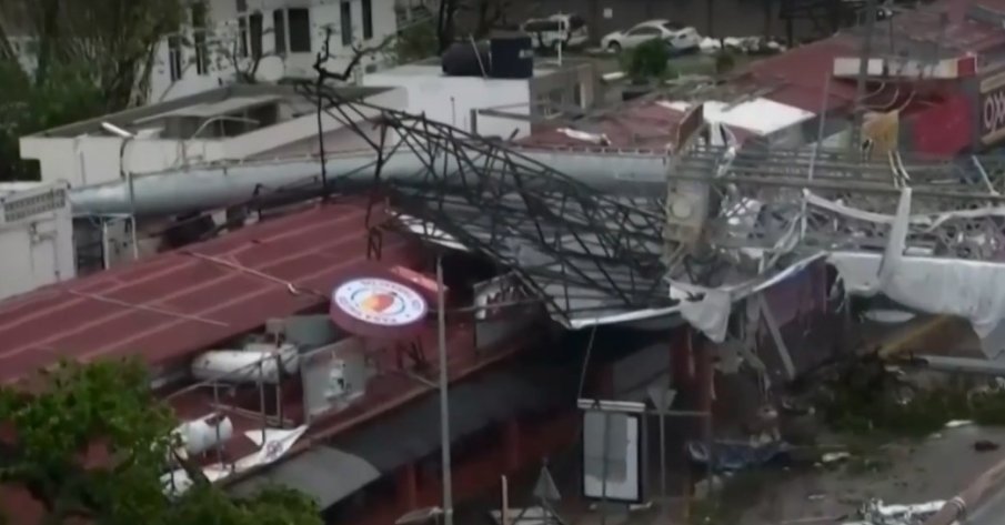 Ураганът Отис взе близо 30 жертви в Мексико