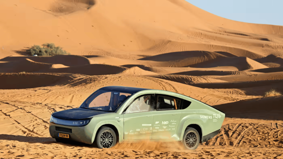 Автомобил, задвижван изцяло от слънчева енергия, измина над 1000 км в Мароко и стигна до Сахара