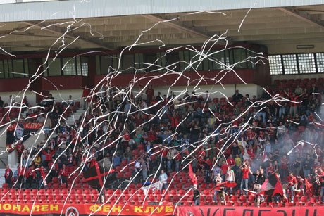 БЕЗ НАДЕЖДА В НАДЕЖДА: Феновете на Локомотив София скочиха на ръководството