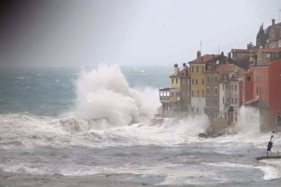 АПОКАЛИПСИС В ХЪРВАТИЯ: Буря погълна крайбрежната алея в Ровин