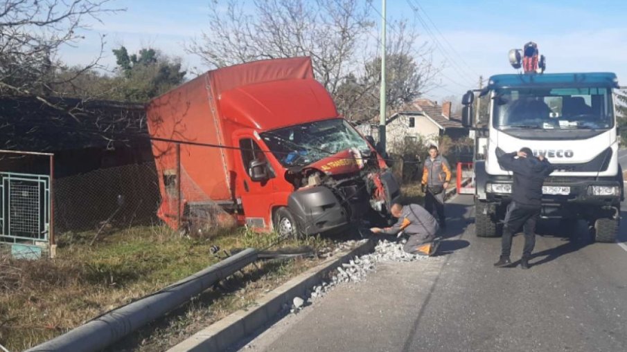 КАСКАДА: Бус влетя в двора на къща в монтанско село
