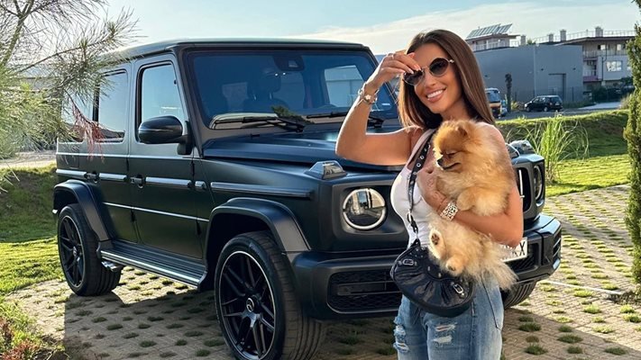 Тита се навърта около черна G класа