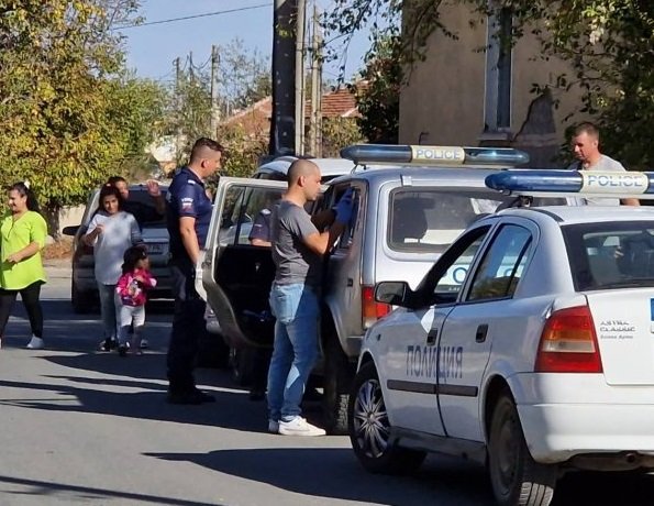 Съпругата на кандидат за кмет задържана с избирателни списъци в колата