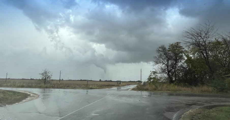 Торнадо се завихри край Силистра