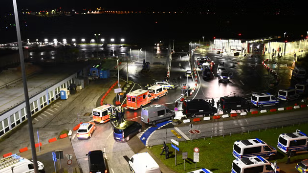 Въоръжен влетя с кола на летището в Хамбург (ВИДЕО)