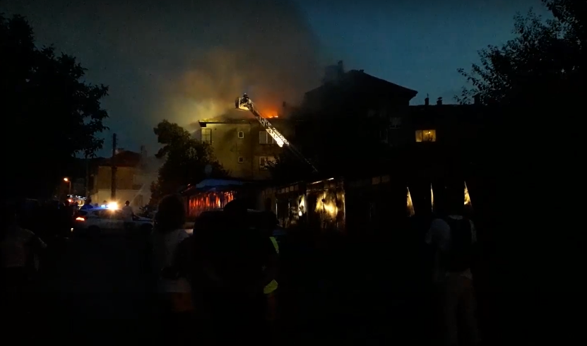 Мълния изпепели фургон в Сливен