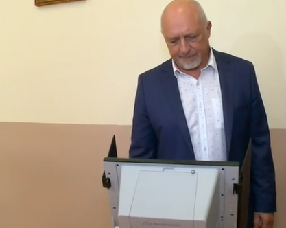Кандидатът на ППДБ за Пловдив Ивайло Старибратов позира като манекен, гласува на машина