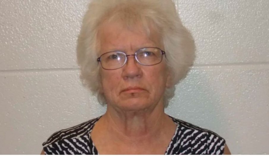 Осъдиха 75-годишна учителка, принуждавала 14-годишен ученик да прави секс