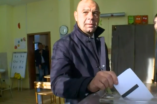 Кандидатът на ГЕРБ за Пловдив Костадин Димитров гласува с хартия