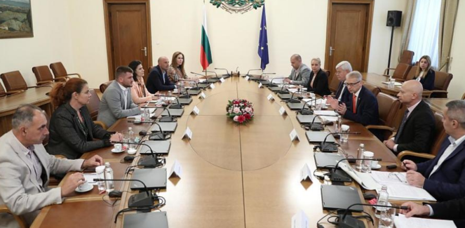 Властта обеща земеделските производители да получат близо 700 млн. лв. през декември