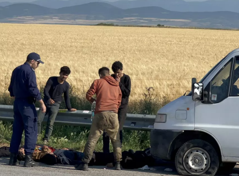 Спипаха 11 нелегални афганистанци край Пловдив, натъпкани в кола. Белезници щракнаха и за 7 трафиканти