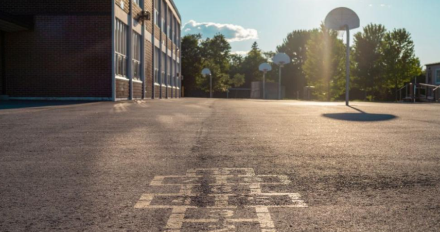 Протест заради отказан достъп до училищен двор за деца и родители във Варна