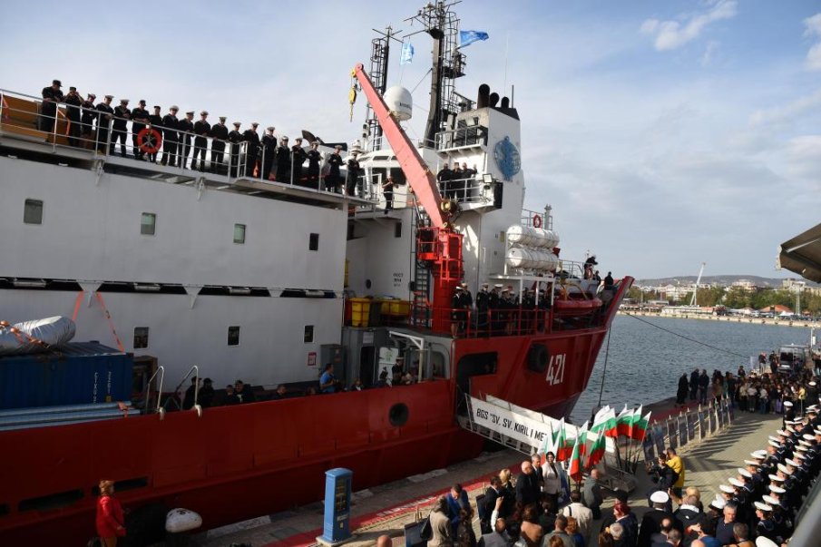 Корабът „Св. св. Кирил и Методий отплава за Антарктида на втора мисия