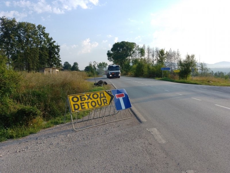 Във врачанско село пропищяха от трафика заради затворения Е-79: Не се диша!