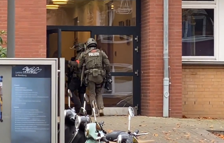 Въоръжени се барикадираха в училище в Хамбург (ВИДЕО)