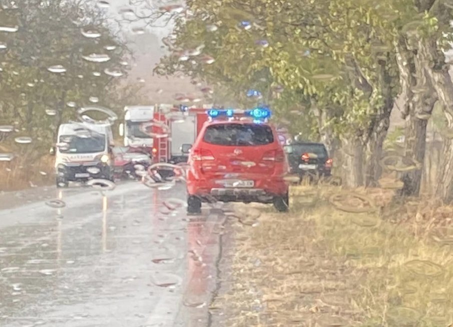 Мокър път и разлято гориво предизвикаха катастрофи на пътя Казанлък-Стара Загора