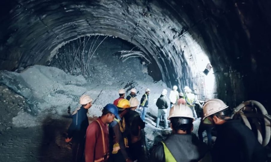 Тунел се срина и затрупа 40 работници в Индия (ВИДЕО)