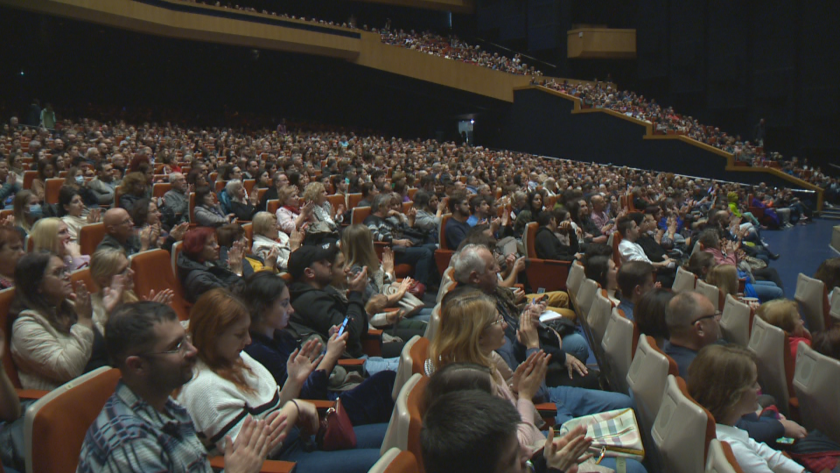 Уроците на Блага откри Киномания, препълнената зала 1 на НДК аплодира на крака Ели Скорчева