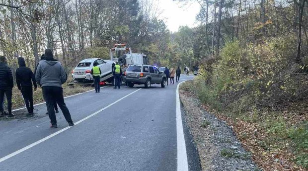 БМВ излетя в дере на път в Родопите над Пловдив