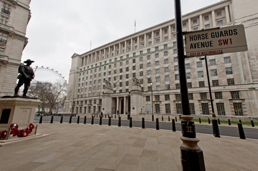 Обвинения в сексизъм и тормоз заляха британското министерство на отбраната