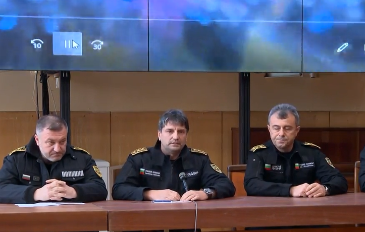 Полицията: Няма как да оставим вандали да трошат, можеше да пламне целият град и да има жертви (НА ЖИВО)