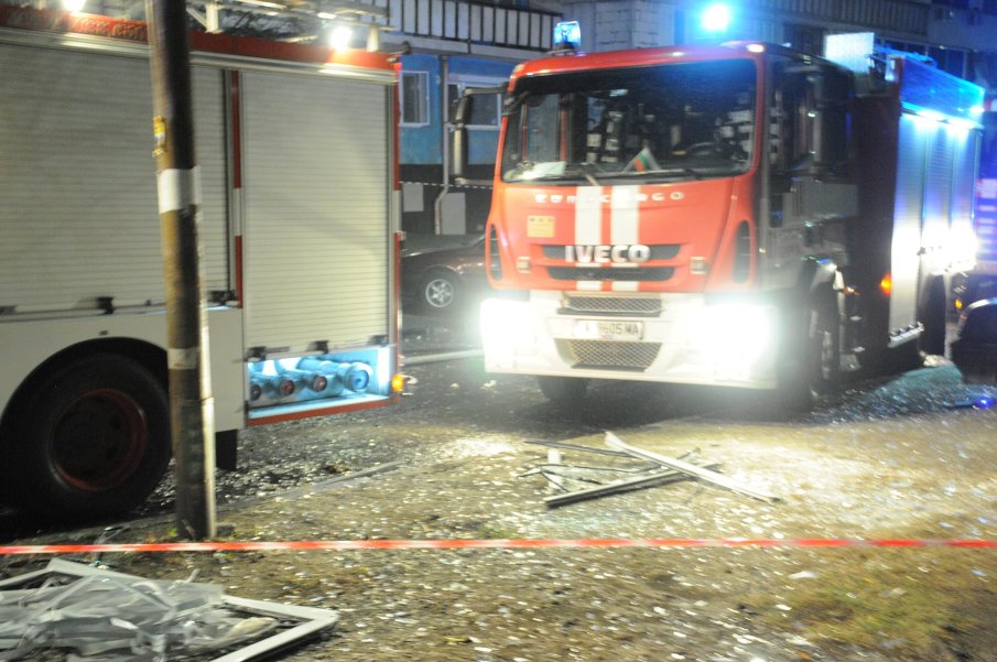 Голям пожар вилня в бургаския квартал Меден рудник заради газова бутилка (СНИМКИ)