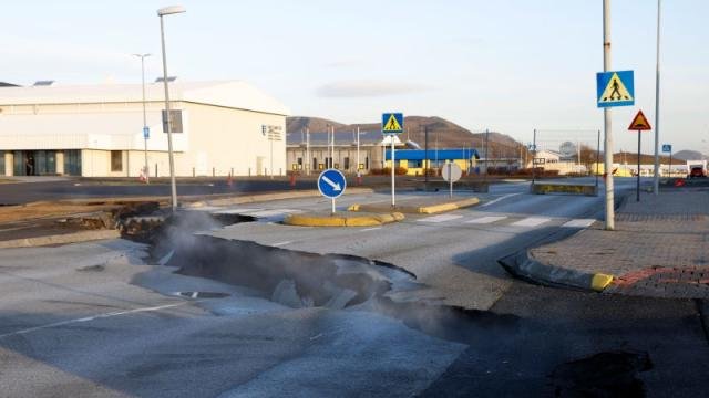 Огромна пукнатина в земята се появи в Исландия (ВИДЕО)
