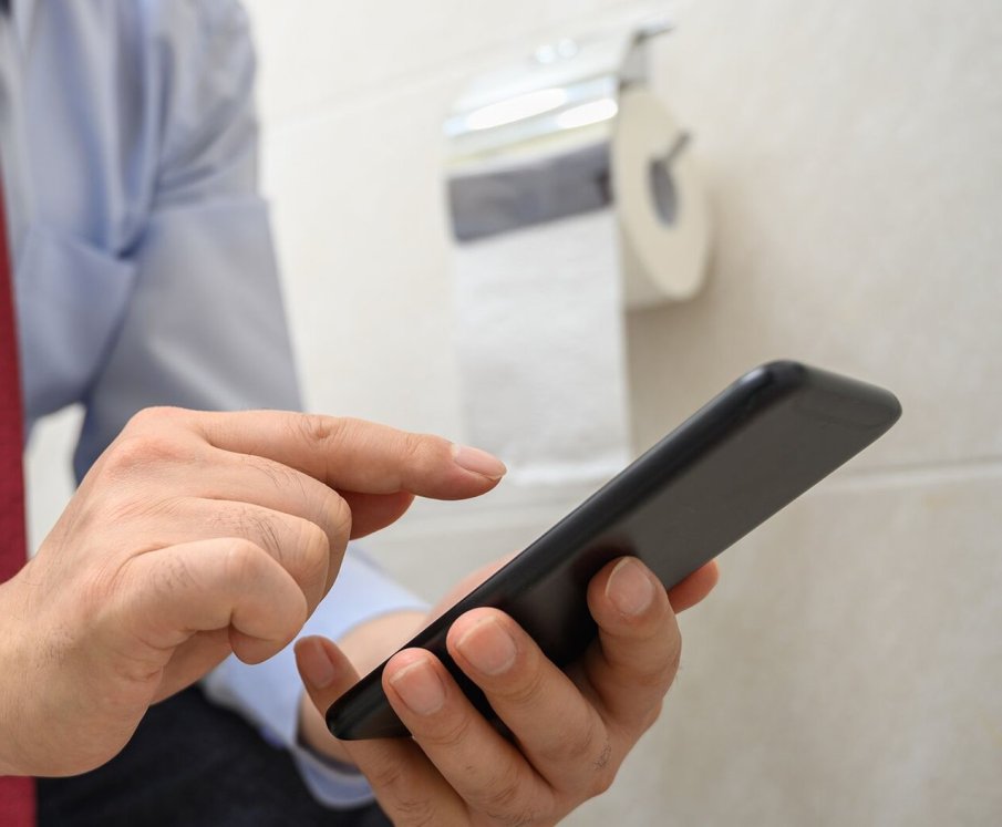 Уволниха учителя, поставил телефон в тоалетната на гимназия в Ямбол