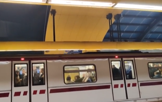 Дъжд валя в метростанция „Мусагеница“