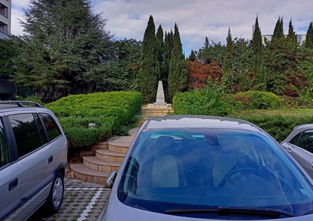 КЕЛЕПИР ДА ИМА: Поставиха “Синя зона“ пред паметник във Варна