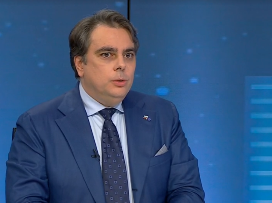 Асен Василев: Комплимент е, че съм най-атакуваният министър. Не съм женен са поста