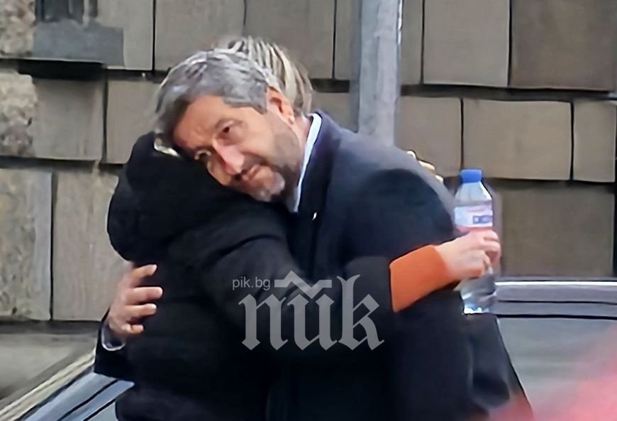 САМО В ПИК! ГОЛЯМ ГАЛЬОВНИК: Христо Иванов гушна блондинка (ПАПАРАШКИ СНИМКИ)