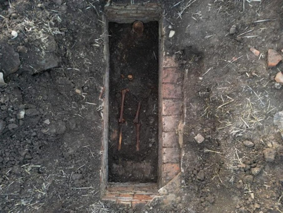 Тракторист изрови зидан римски гроб (СНИМКИ)