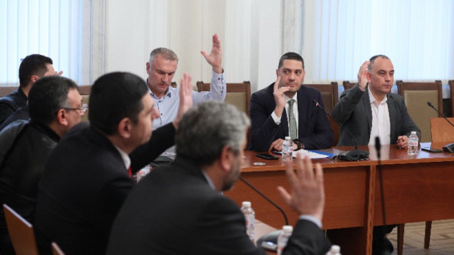 ГОЛЯМОТО РАЗДАВАНЕ ПРОДЪЛЖАВА! Комисията по отбрана на НС гласува България да предостави бронетранспортьори на Украйна