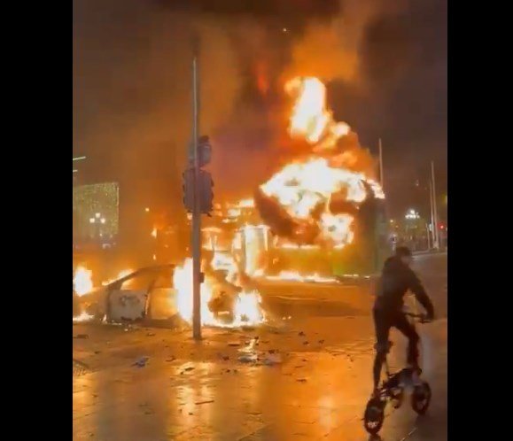 Размирици в Дъблин: Горяха полицейска кола и автобус (ВИДЕО)