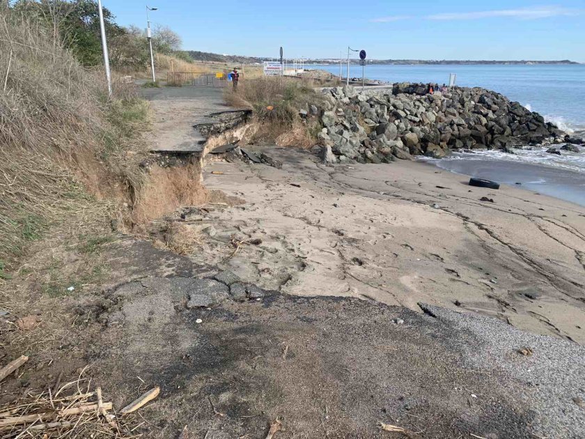 СЛЕД БУРНОТО ВЪЛНЕНИЕ: Пропадна крайбрежна пешеходна алея в Бургас
