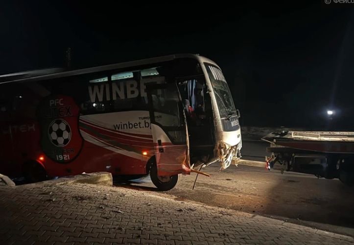 Превозващият деца на Литекс автобус се ударил в ограда на къща