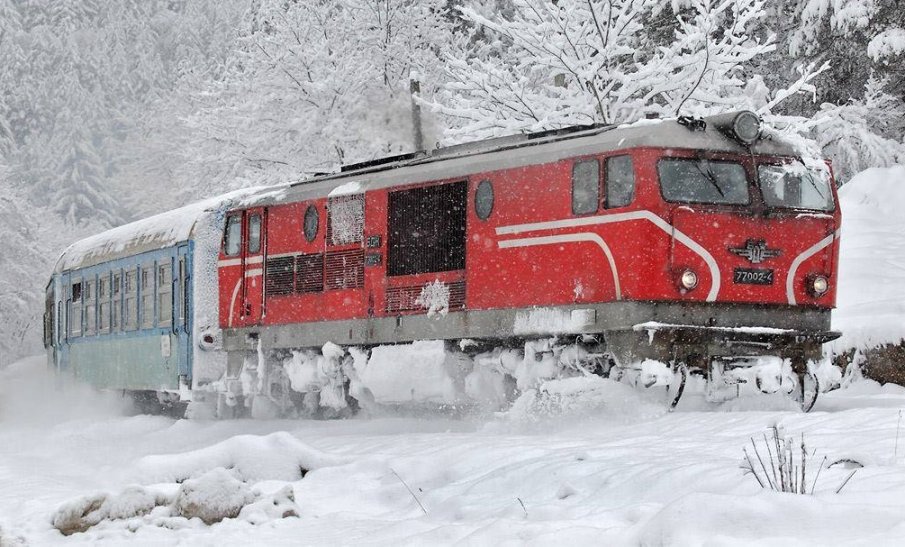 Влакове закъсаха в снега във Варненско, извозват пътниците с автобуси