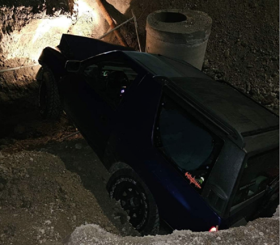 Джип падна в изкоп в Перник (СНИМКА)