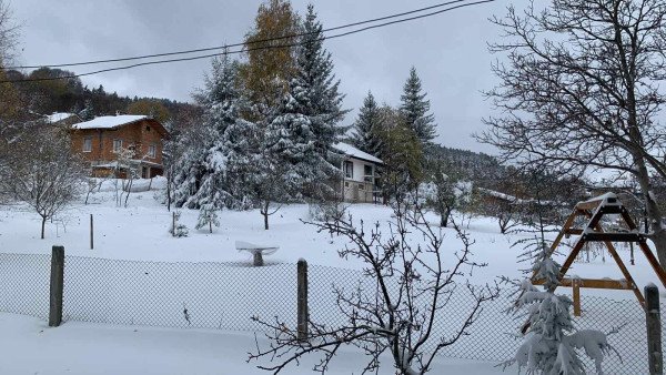 Десетки населени места в Добрич и Шумен все още без вода и ток