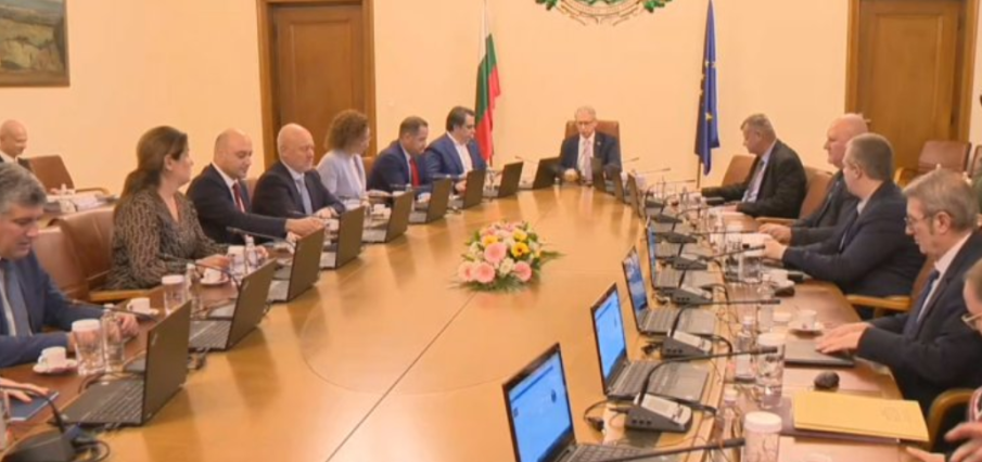 Премиерът поиска МВР да провери отправяли ли са полицаи заплахи към министър от кабинета