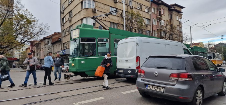 Трамвай и бус се удариха в София, причиниха задръстване (СНИМКИ)