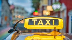 Таксиметров шофьор блъсна жена на пешеходна пътека в Бургас и избяга