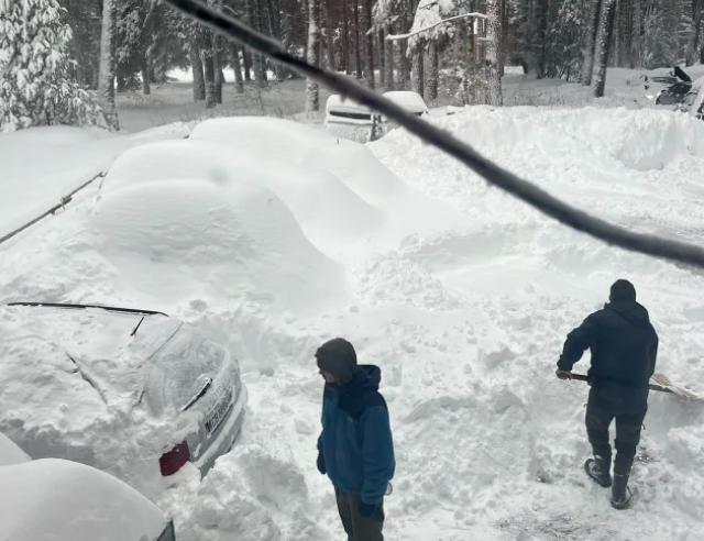 Около 30 души са блокирани в хижа Върховръх, сред тях има деца и бременна
